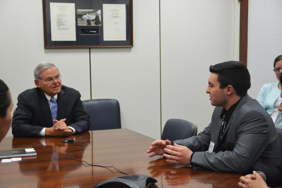 Los estudiantes de Passaic Valley High School que compitieron en la emulación de la bolsa del 2015 en el  Congreso hablan con el senador Bob Menéndez.